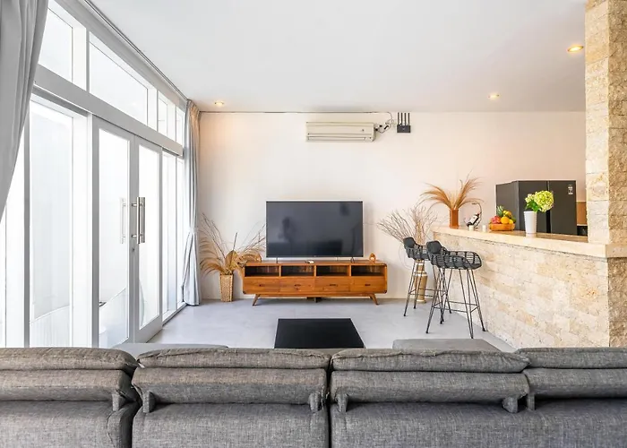 Bright Modern 3br In Villa