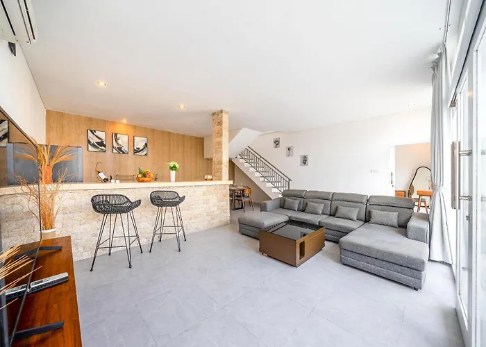 Villa Bright Modern 3br In